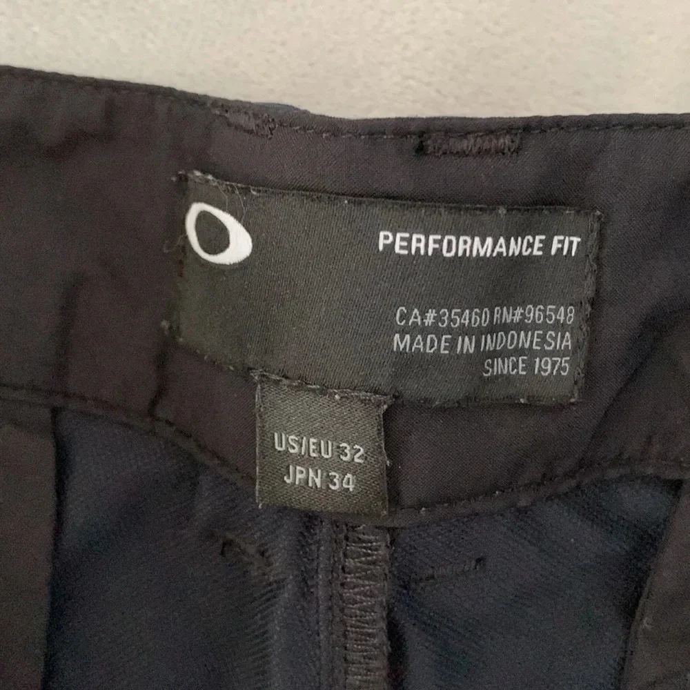 Oakley’s mens size 32 performance fit black athletic pants teal contrast back